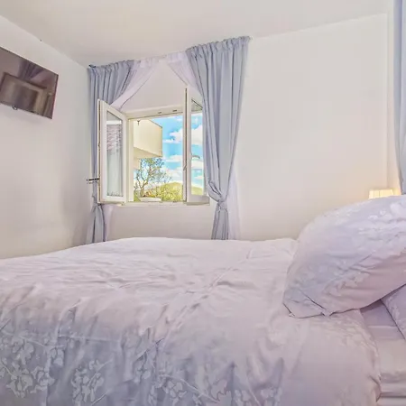 Holiday home Beautiful In With Outdoor Swimming Pool *