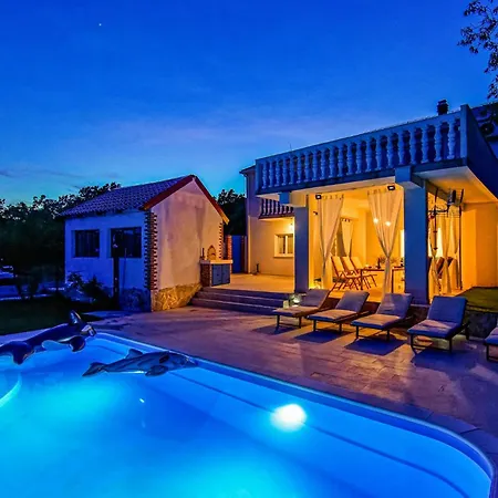 Beautiful In With Outdoor Swimming Pool