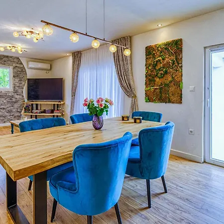 Holiday home Beautiful In With Outdoor Swimming Pool